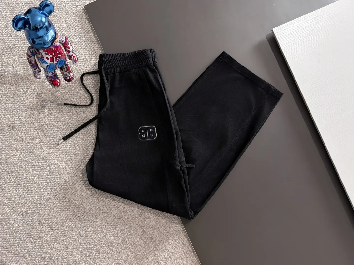 The next day shipped P195 Balenciaga 2026 summer New Arrival elastic casual pants, counter custom fabric Breathable high comfort, impeccable details, brand elements design concept, reflecting high quality. The hand feels delicate and soft! Casual cuts and awesome upper body! Sizes: S-3XL